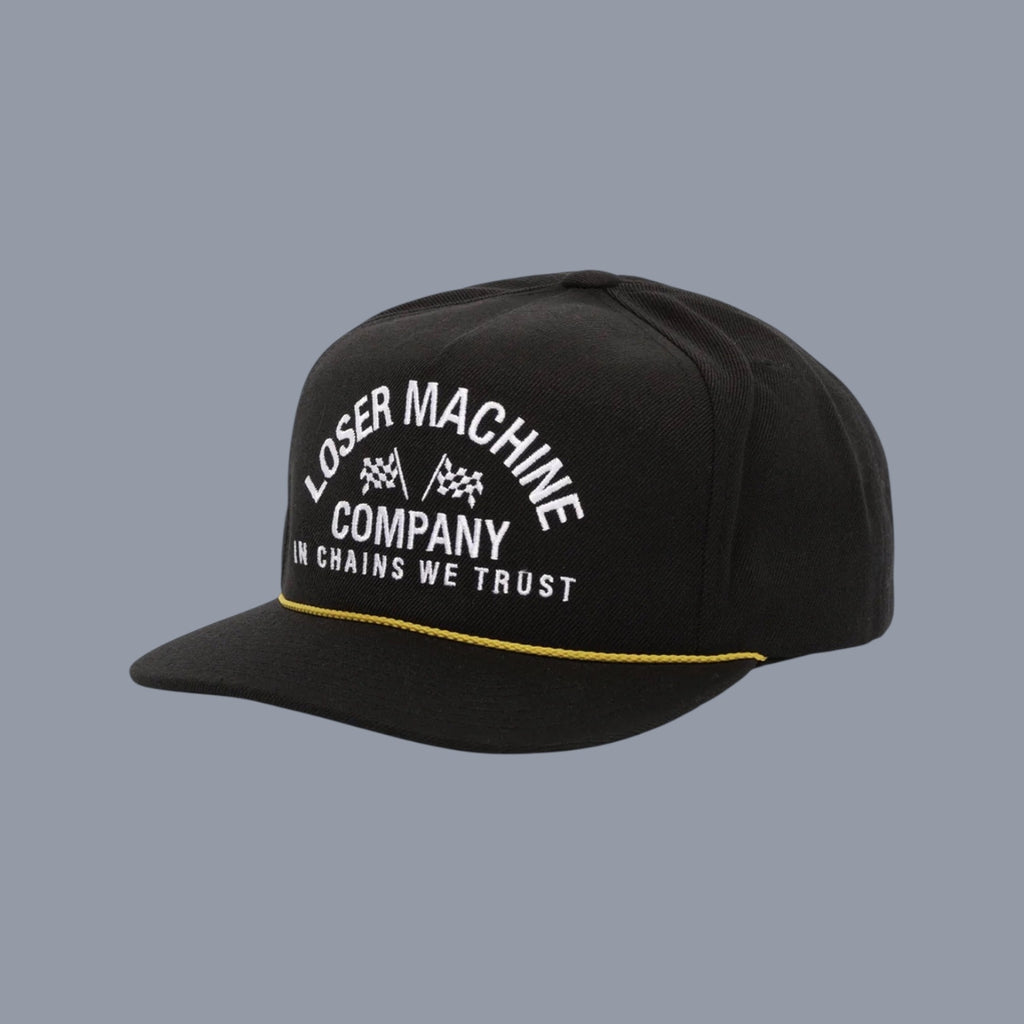 Schwarze Snapback-Cap von Loser Machine Company mit weißem Schriftzug "In Chains We Trust" und Zielflaggen. Gelbes Band über der Krempe.