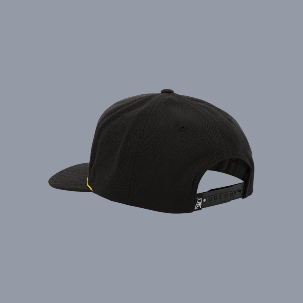 Schwarze Snapback Cap von Loser Machine Company mit gelbem Band und verstellbarem Verschluss. Ideal für Streetwear.