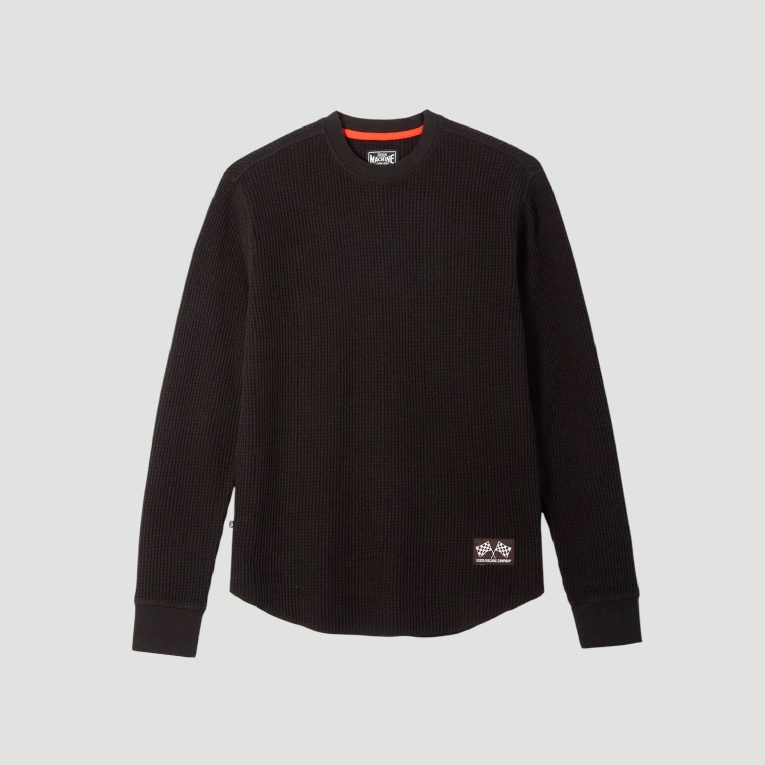 Loser Machine Company Speed Supply Langarmshirt aus schwarzem Waffelstrick mit Zielflaggen-Patch und orangefarbenem Kragenbesatz.