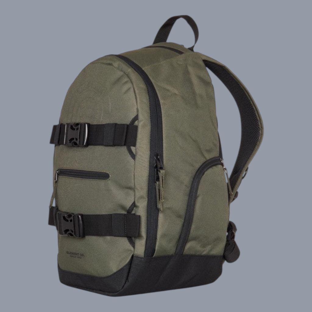 Element Rucksack in Olivgrün aus Polyester mit Skateboard-Gurten, Reißverschluss- und Seitentaschen.