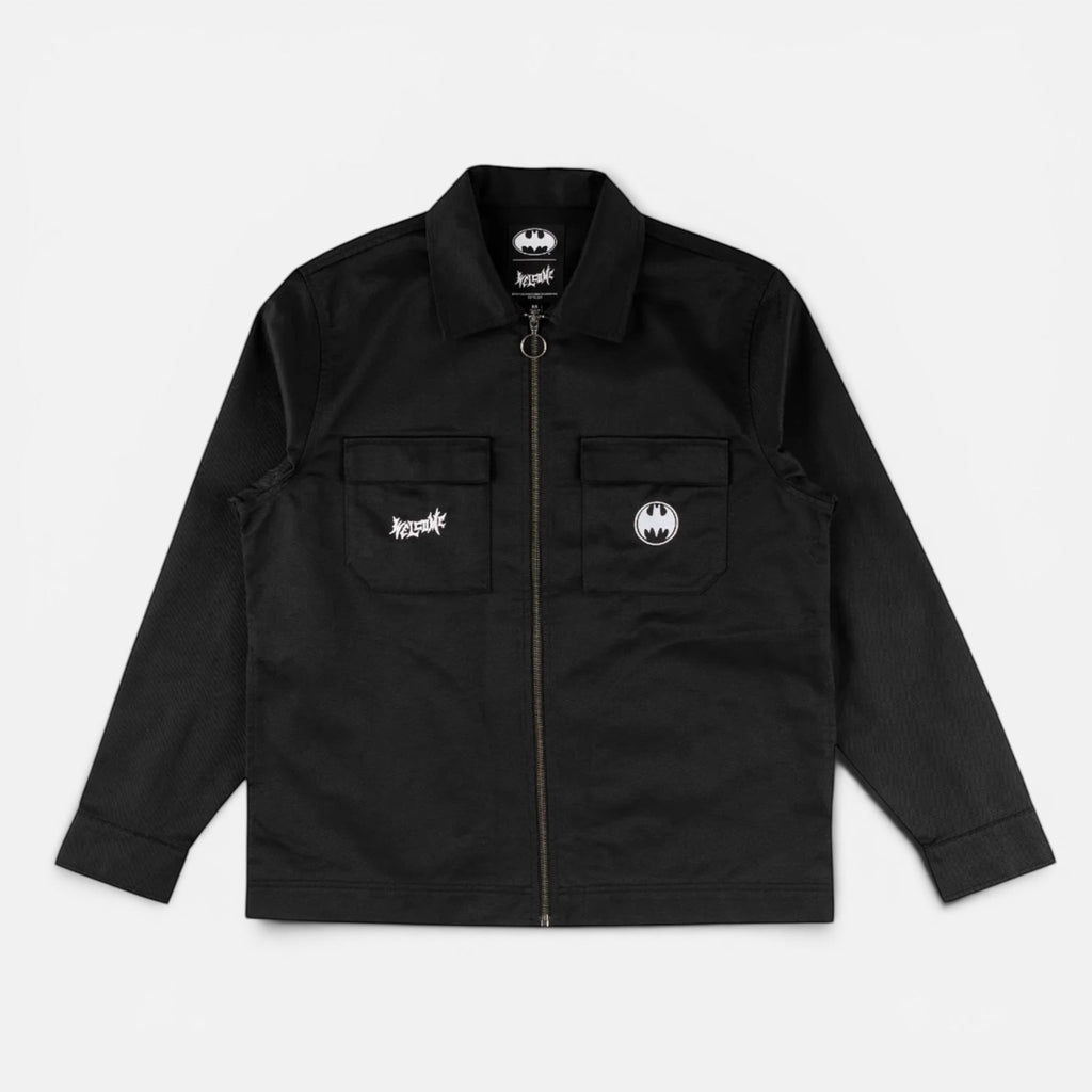 Skatewerkstatt X BATMAN GOTHAM WORK SHIRT Jacke in Schwarz mit Reißverschluss und zwei Brusttaschen mit Batman-Logo und Schriftzug.