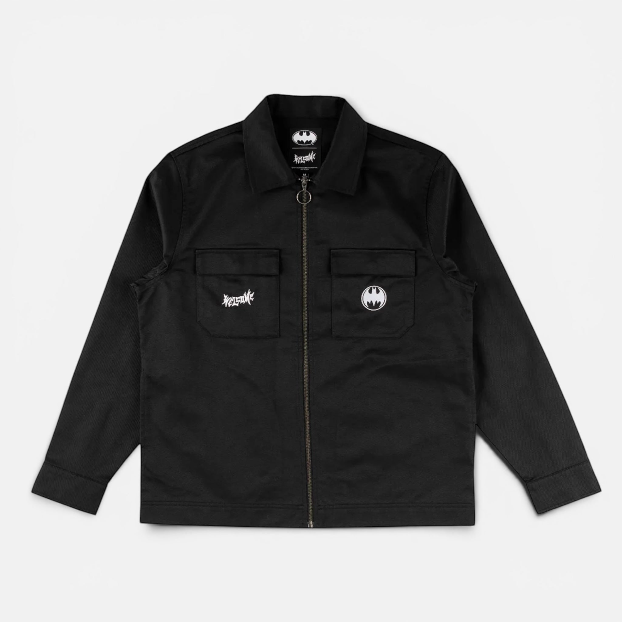 Skatewerkstatt X BATMAN GOTHAM WORK SHIRT Jacke in Schwarz mit Reißverschluss und zwei Brusttaschen mit Batman-Logo und Schriftzug.