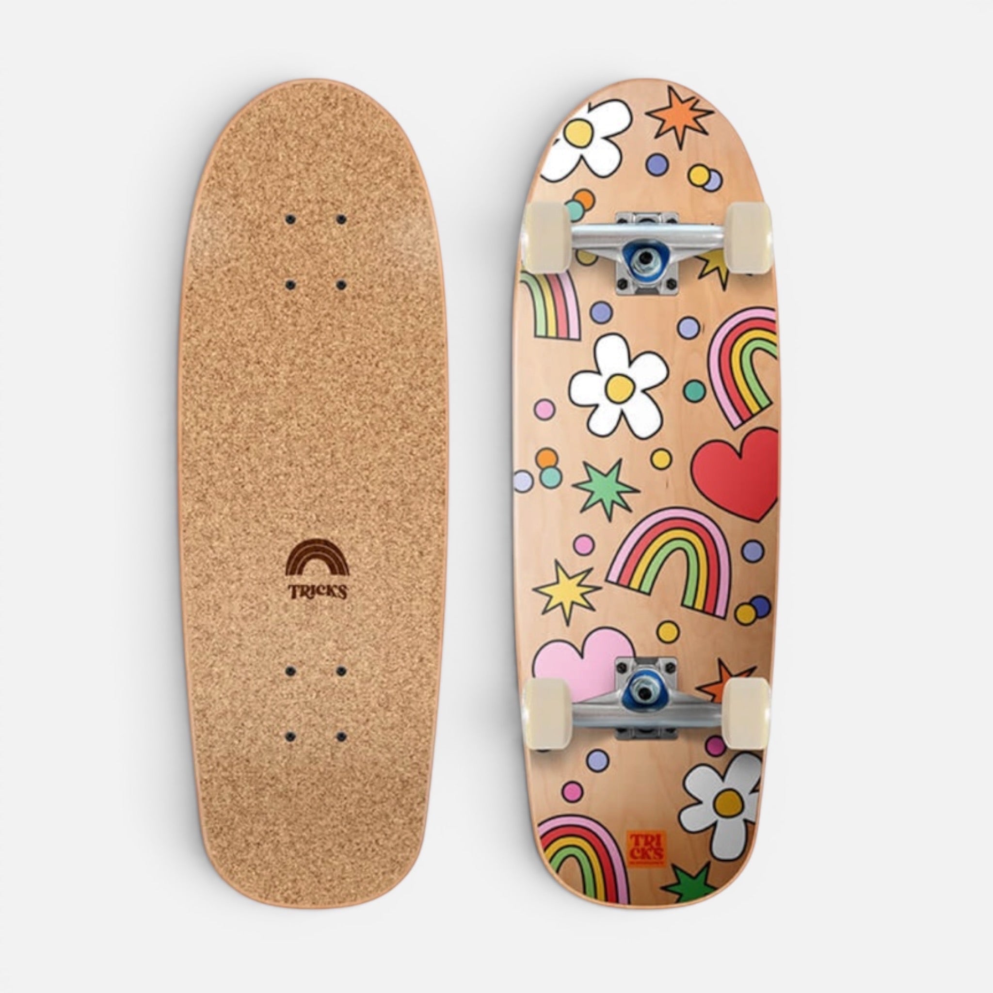 Skatewerkstatt MINI Tricks Complete Skateboard mit Korkoberfläche und buntem Regenbogen- und Blumenmuster auf der Unterseite.
